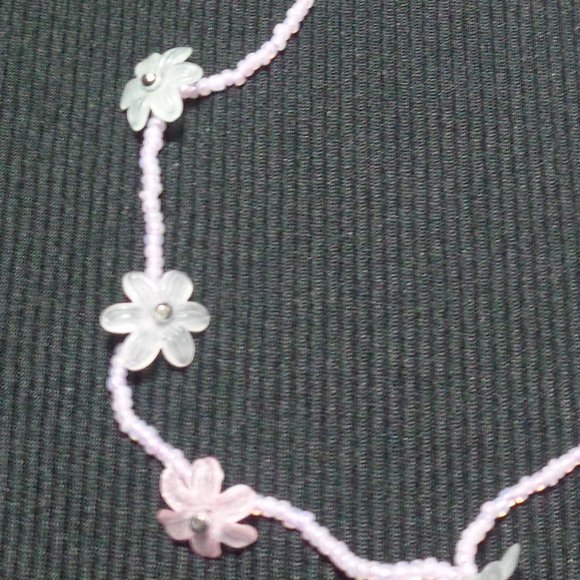 3/$9 NWT girls flower & bead necklace - Picture 3 of 7